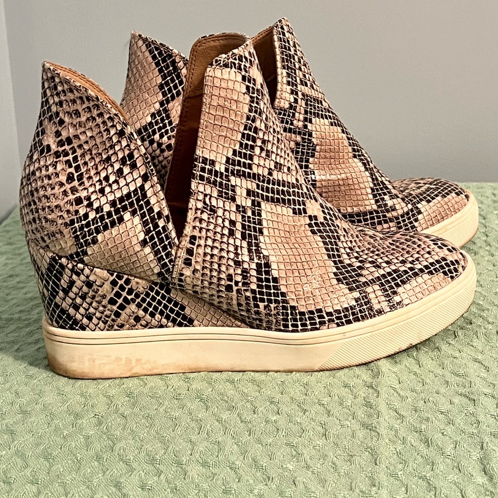 Women’s Mia Snake skin shoe.  Size 7-1/2